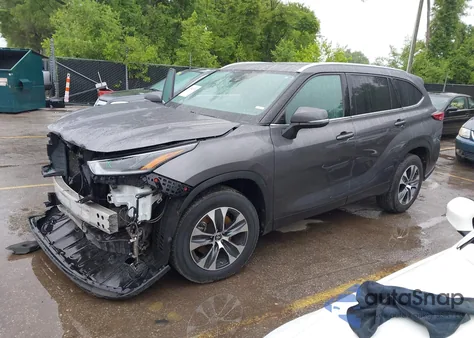 2021 Toyota Highlander Xle z USA, uszkodzony, nr VIN 5TDGZRAH2MS056134